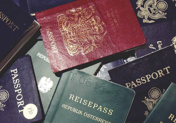 Pașapoarte falsificate depistate în bagajul unei moldovence