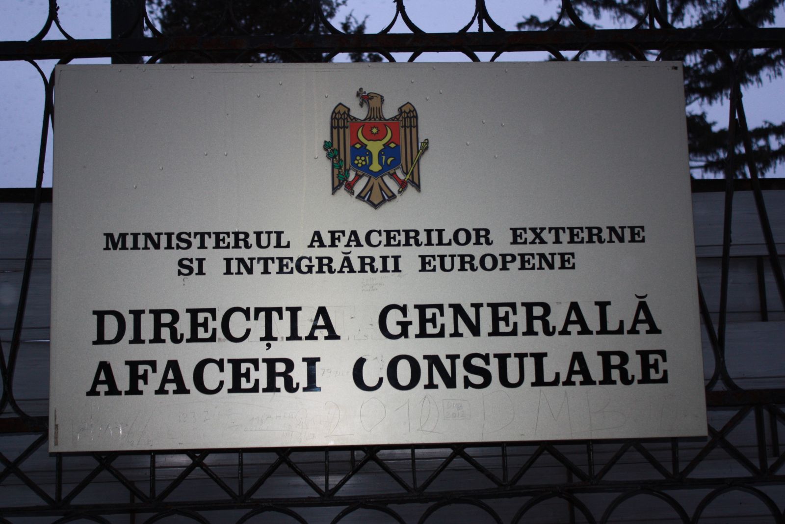 Migranții moldoveni nu cunosc graficul deplasărilor consulilor ,,în teren”