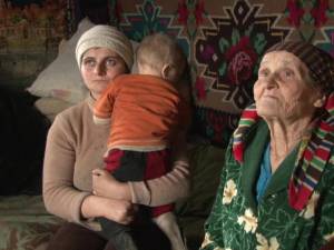 Trăiesc de-o viaţă fără curent electric, la 15 kilometri de Suceava