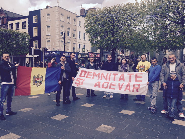 Diaspora moldovenească a protestat în stradă, concomitent cu manifestanţii din Chișinău
