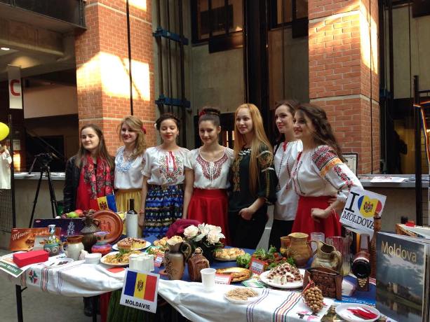 Молдавские студенты в Страсбурге выиграли конкурс на лучший ассоциативный стенд