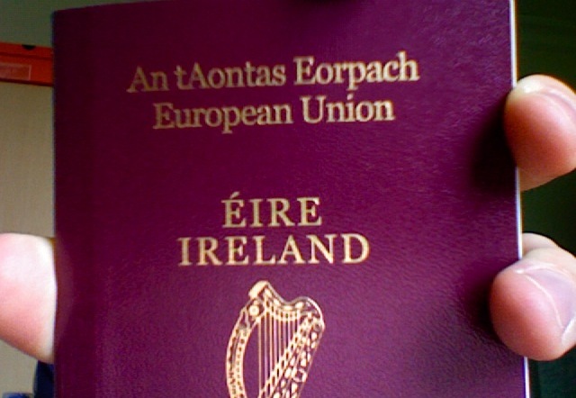 Tot mai mulți britanici solicită pașapoarte irlandeze