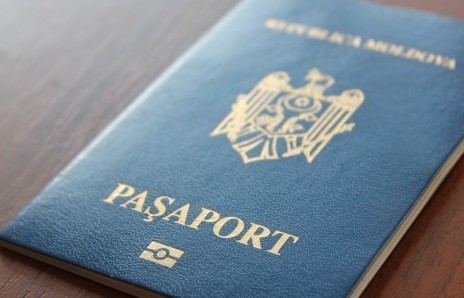 Circa o jumătate din moldoveni încă deţine paşapoarte simple