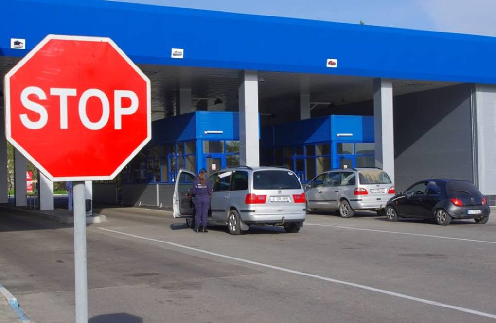 Cum pot automobiliștii evita cozile de la vamă 